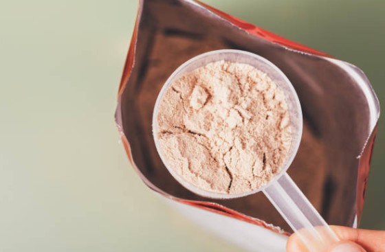 Quand prendre de la whey ? Le guide ultime pour optimiser tes muscles et tes shakes